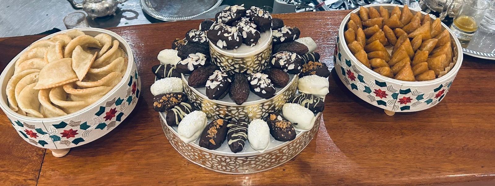 Dattes au chocolat, amandes, briwat louz et kaab ghzal faits maison