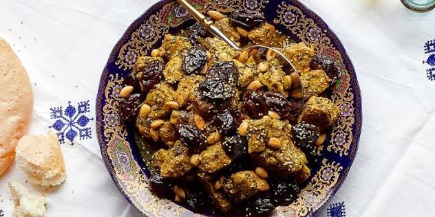 Tajine marocain de veau aux pruneaux et aux amandes